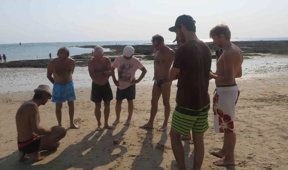 Groupe de joueurs autour d'une partie sur la plage