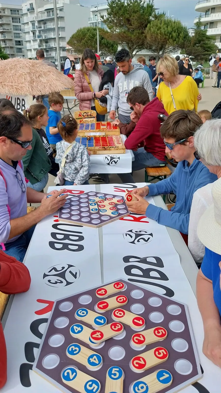 Stand Roll Kubb lors d'un événement, avec plusieurs plateaux Roll Square