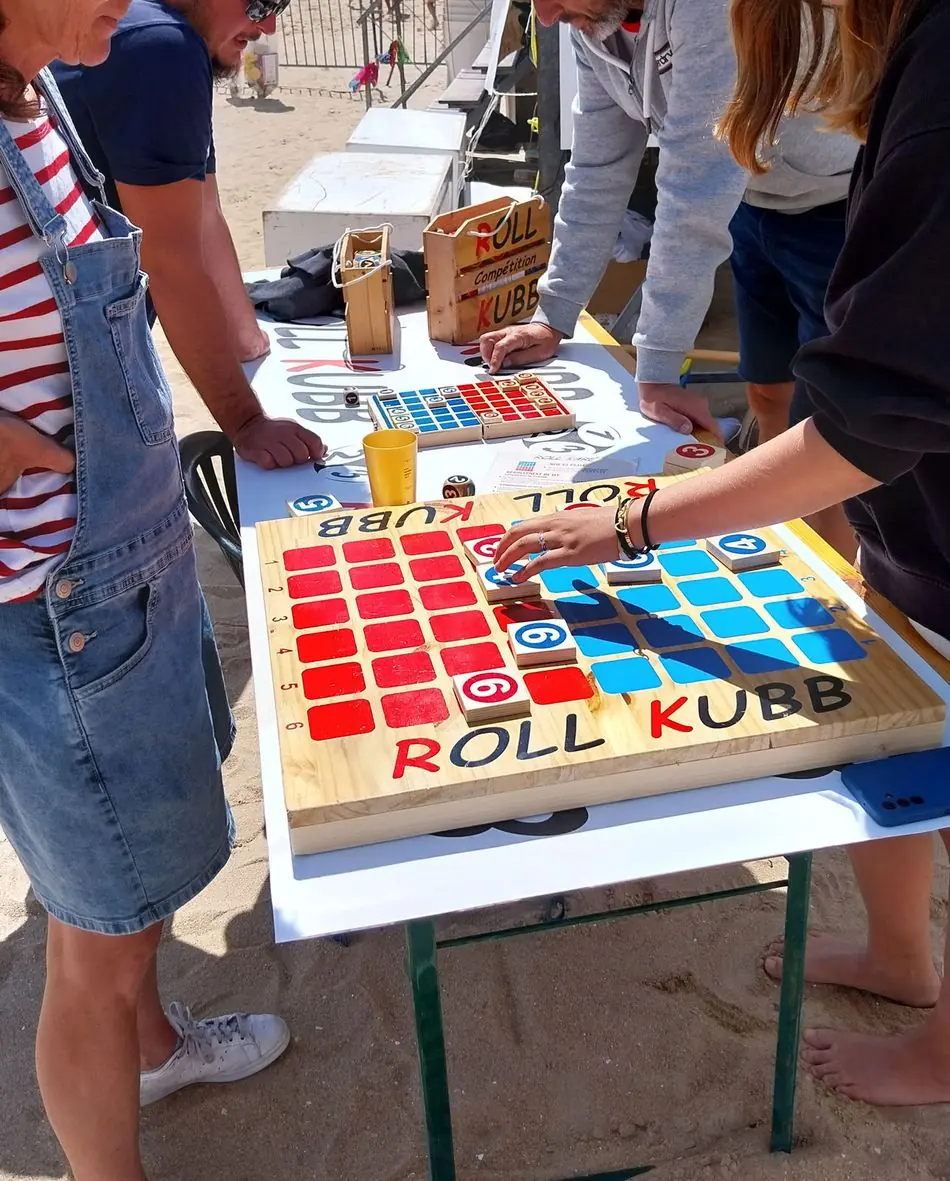 Enfants découvrant le Roll Square sur un stand